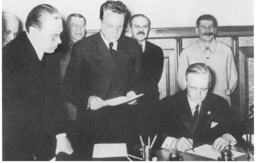 El Pacto Germano-Soviético del 23 de agosto de 1939 dio luz verde diplomática a - photo 6
