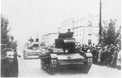 23 de septiembre de 1939 los tanques del Ejército Rojo se unen a la Wehrmacht - photo 8