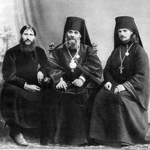 Rasputín izquierda Hermogen centro e Iliodor en 1906 P ero qué hace - photo 4