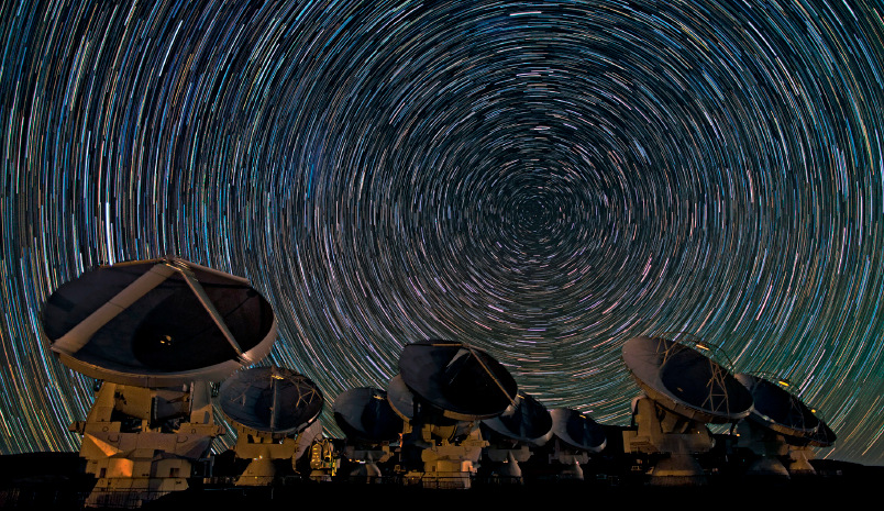 Antenas de ALMA en Chajnantor la rotación de la Tierra muestra los caminos que - photo 11