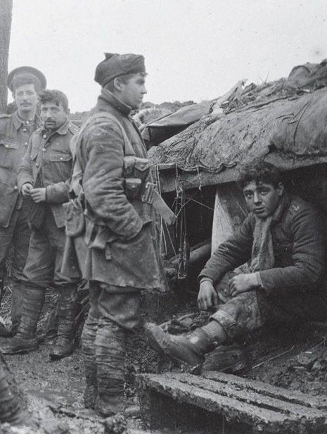 En Bélgica durante el invierno de 1914 unos soldados británicos contemplan un - photo 3