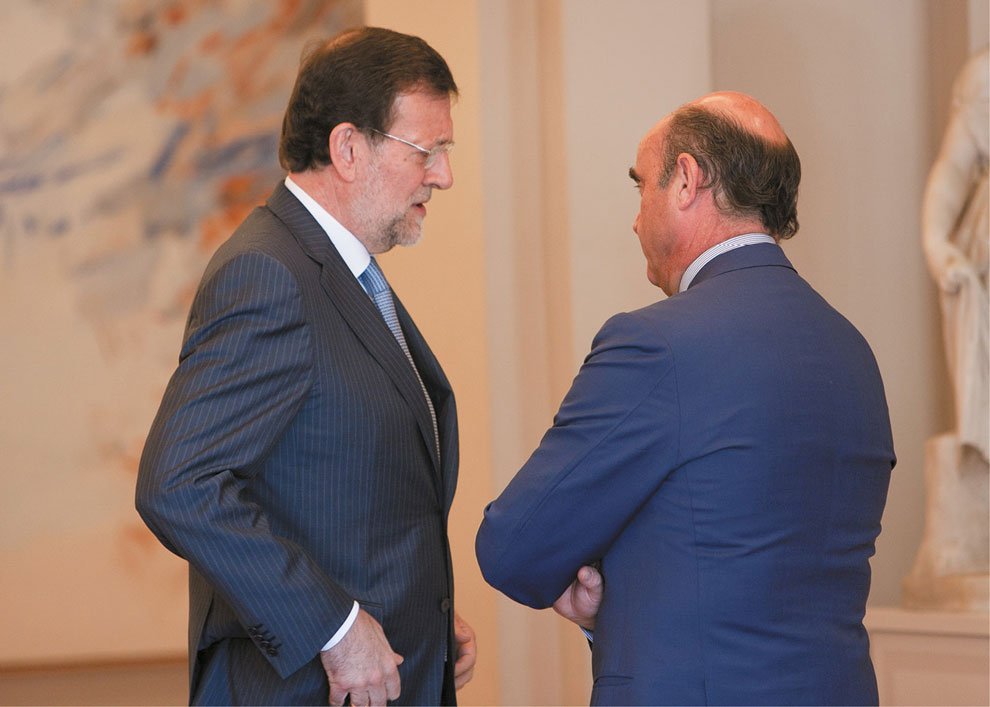 Moncloa Fernando Calvo En La Moncloa con el Ministro de Economía Luis de - photo 15