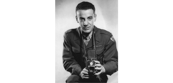 Autorretrato de Éric Schwab con uniforme de corresponsal de guerra B - photo 9