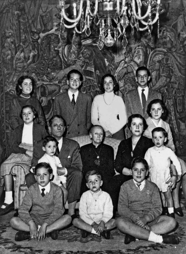 La familia alrededor de la abuela Eloísa En primera fila Antonio Ignacio y - photo 1