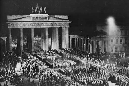 La marcha de las antorchas celebrando el nombramiento de Hitler como canciller - photo 5