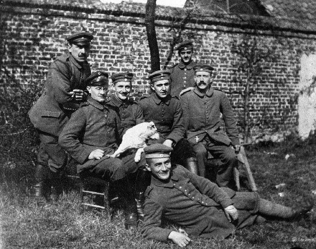 Adolf Hitler sentado a la derecha del todo como soldado raso en el 16 - photo 3