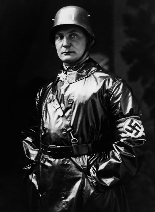 Hermann Göring que se unió al Partido Nazi en 1922 y resultó herido durante el - photo 5