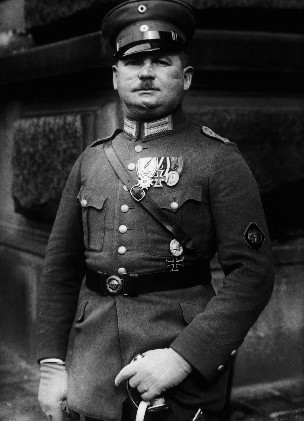 Ernst Röhm con el uniforme de oficial alemán Röhm enormemente influyente - photo 6