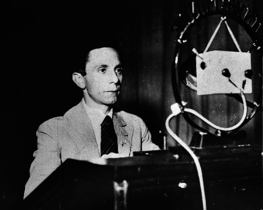 Joseph Goebbels que poseía un doctorado en literatura alemana fue esencial en - photo 8