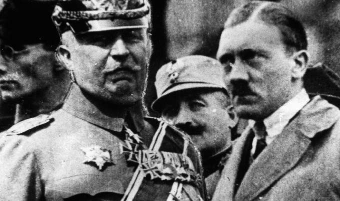 El general Erich Ludendorff izquierda y Adolf Hitler derecha en el momento - photo 9