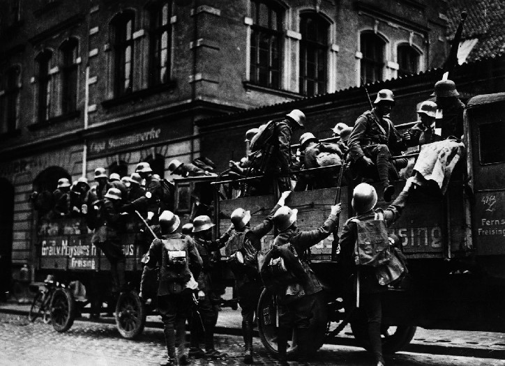 Soldados de asalto nazis y otras unidades paramilitares de ultraderecha llegan - photo 10