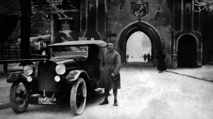Hitler frente a la prisión de Landsberg en Bavaria en diciembre de 1924 al - photo 11