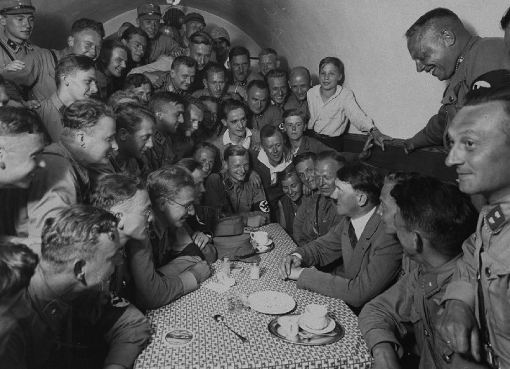 Hitler con un grupo de jóvenes seguidores que lo adoraban Siempre se dirigía - photo 12