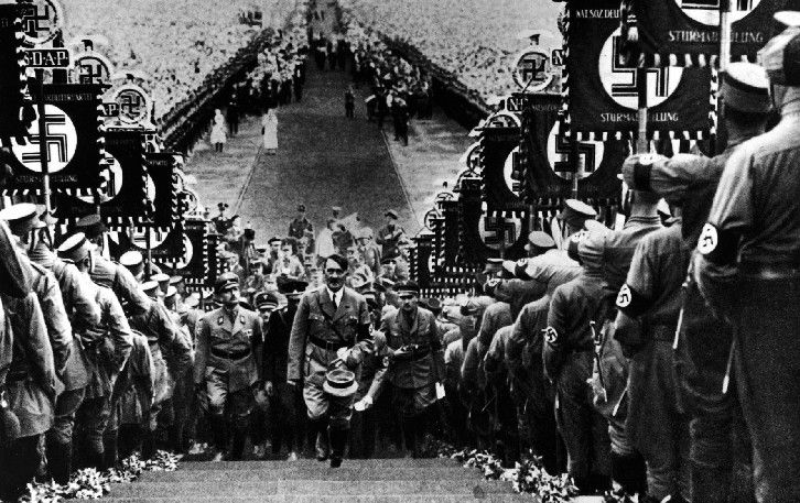 Hitler en el mitin nazi de 1934 en Núremberg En él se proyectó la película El - photo 14