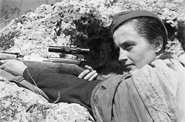 En enero o febrero de 1942 Pavlichenko posó para la prensa con su SVT-40 - photo 11