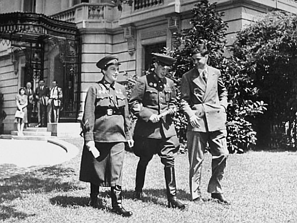 La delegación de la Liga Comunista Juvenil en los jardines de la embajada - photo 22