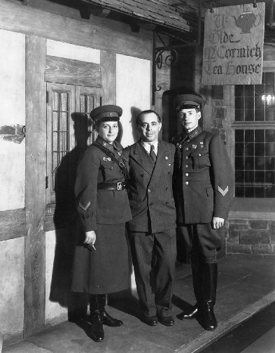 Liudmila Pavlichenko izq Donald Brown propietario de una fábrica de té y - photo 24