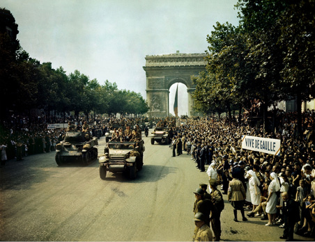 Fotografía de la multitud concentrada el 26 de agosto en París para recibir a - photo 2