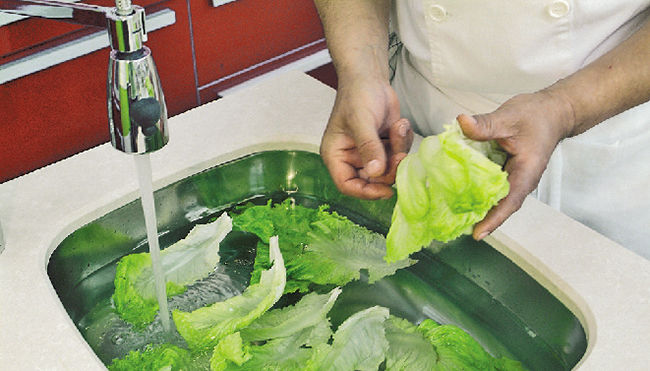 Soltar las hojas y remojarlas en el fregadero Añadir vinagre Limpiar - photo 10