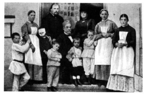 Pasteur y Mechnikov con los niños curados de la rabia Este libro explica en - photo 4