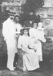 La familia Tolkien en 1892 Tolkien a la izquierda de la fotografía en - photo 5