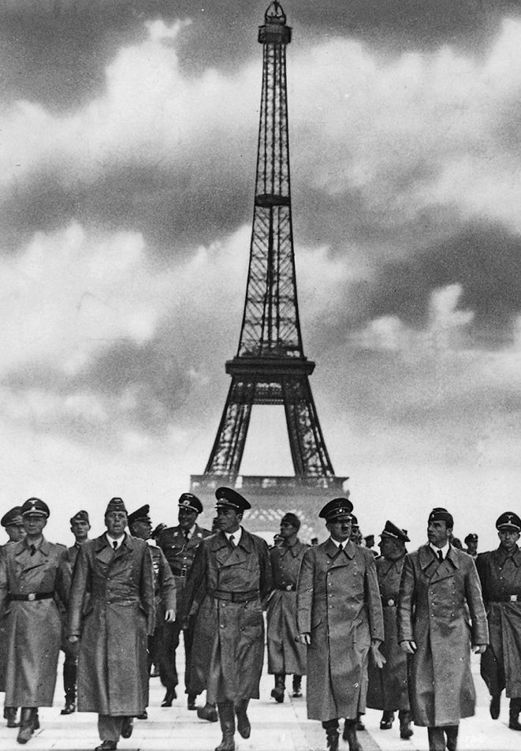 Hitler con algunos de sus generales y ministros con la Torre Eiffel de fondo - photo 6