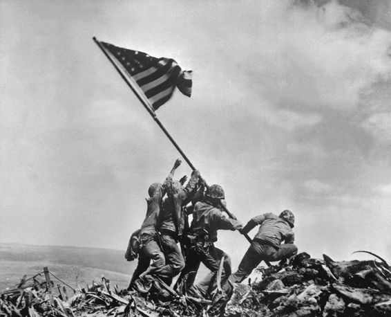 Alzando la bandera en Iwo Jima 23 de febrero de 1945 Fotografía de Joe - photo 10