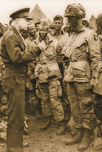 Eisenhower arengando a sus tropas el día D 6 de junio de 1944 United - photo 13
