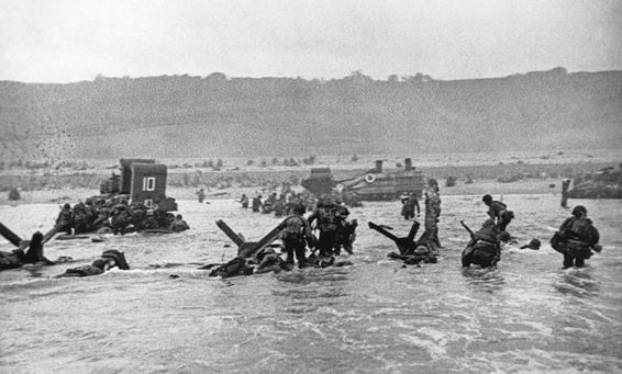 Una de las famosas fotografías de Robert Capa durante el desembarco de - photo 15