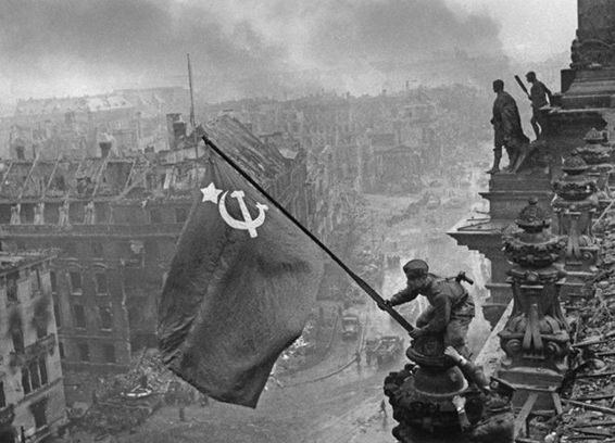 Bandera soviética sobre el Reichstag 2 de mayo de 1945 Cordon Press - photo 17