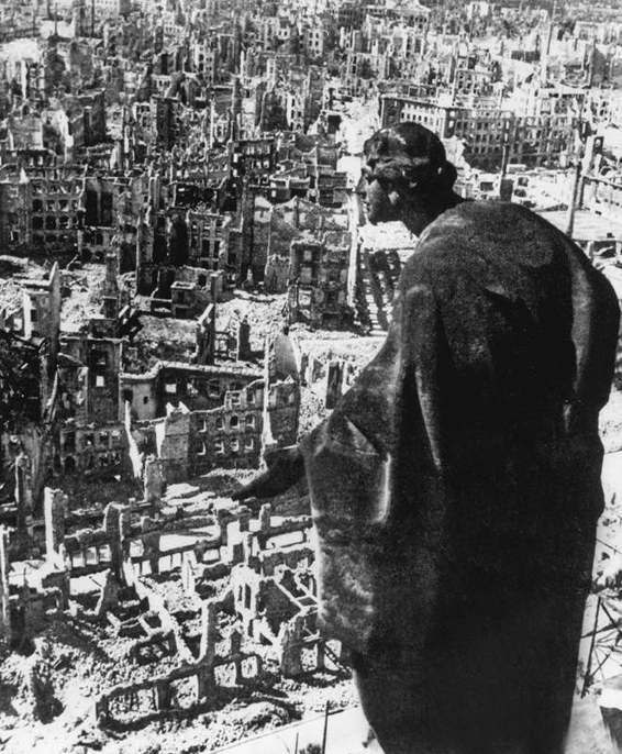 Dresde tras el bombardeo devastador de febrero de 1945 Album Imagen de - photo 18