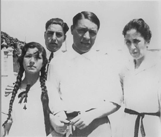 Foto de familia de los Pla realizada en 1922 de izquierda a derecha los - photo 4
