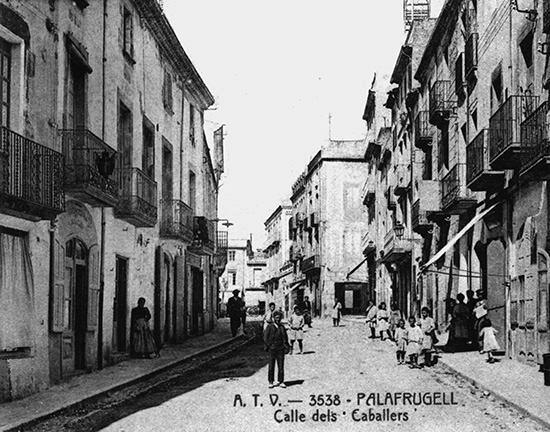 Imagen de principios del siglo XX de la calle Cavallers de Palafrugell - photo 16