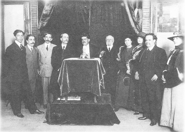Al centro Antonio Caso al extremo izquierdo Pedro Henríquez Ureña miembros - photo 9