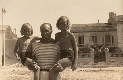 Alfonso Sanz primogénito de Alfonso XII y Elena Sanz con sus hijas Elena y - photo 20