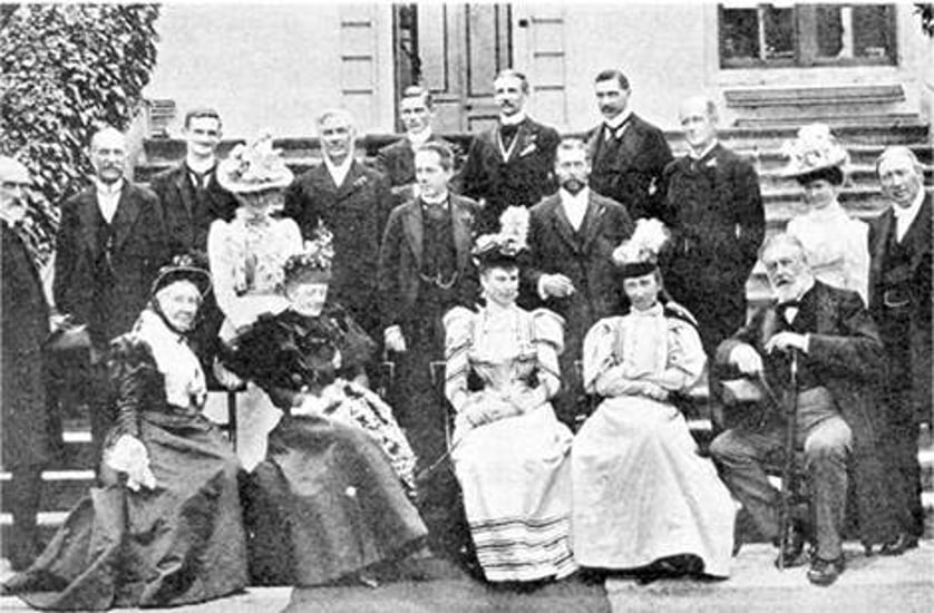 El grupo real en el Howth Castle en septiembre de 1897 Violet está de pie a - photo 2