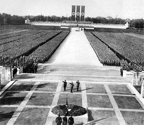 Impresionante demostración nacionalsocialista en Nuremberg En ese momento los - photo 3