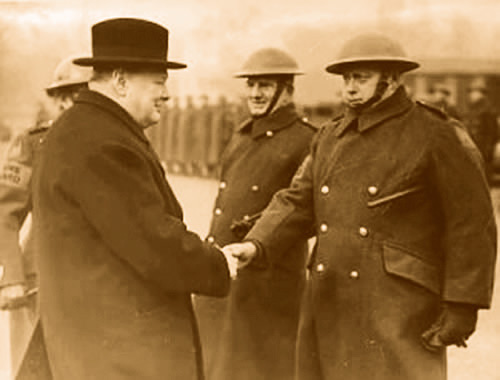Winston Churchill mantuvo siempre un estrecho contacto con las tropas - photo 1