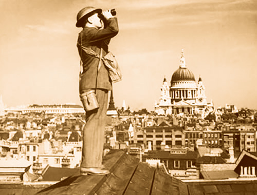 Un miembro de la defensa civil vigila el cielo londinense con la catedral de - photo 4