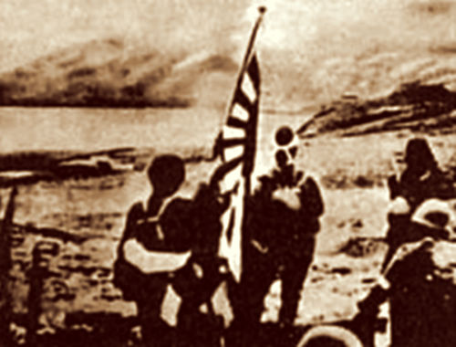 Tropas niponas con la bandera del Sol Naciente durante la invasión de la isla - photo 12