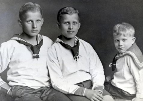 1 Wernher von Braun en el centro acompañado de sus hermanos Sigismund - photo 4