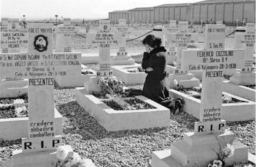 22 Una madrina de guerra ante la tumba de un soldado italiano en el cementerio - photo 4
