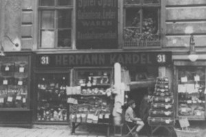 Figura 22 El negocio de mis padres en Kutschkergasse donde vendían juguetes - photo 2
