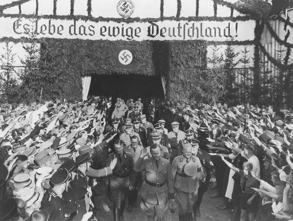 Viva la Alemania eterna Los nazis de la localidad reciben a Alfred - photo 8