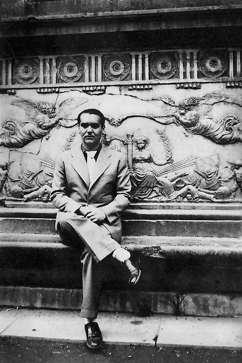 Federico García Lorca ante el palacio de Carlos V en la Alhambra 1935 - photo 5