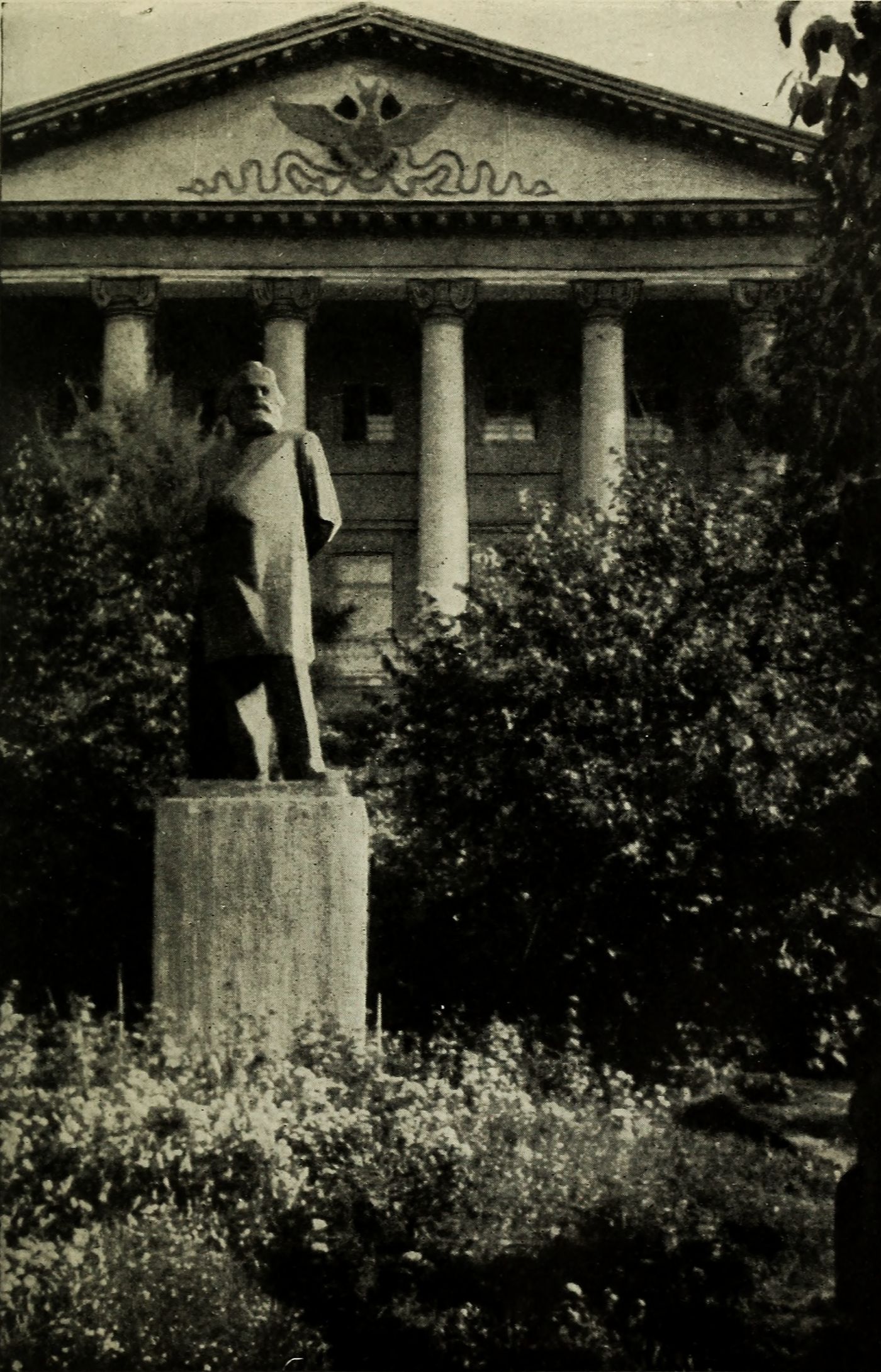 La estatua de Marx a las puertas del Instituto Smolny Sede del Partido - photo 2